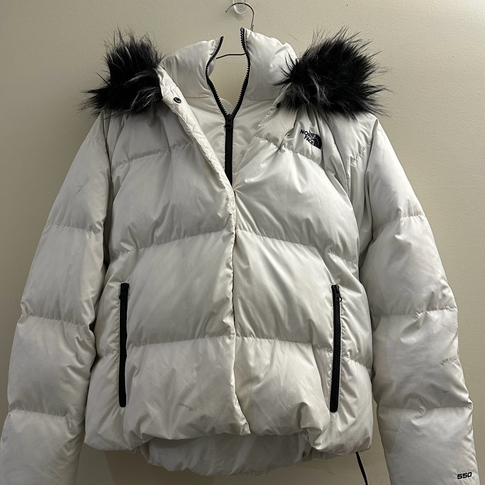 The North Face Women's Puffer Jacket in White with Black Details - Picture 2 of 3